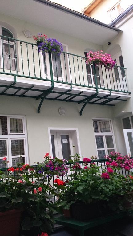Отель Chebsky Dvur - Egerlander Hof Карловы Вары Экстерьер фото